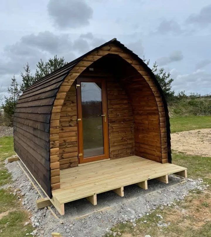 spacious-living-pod-for-hire